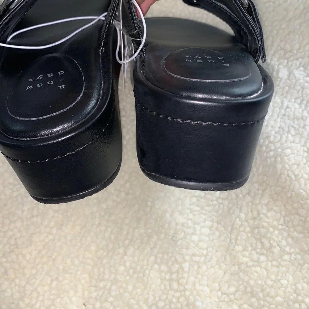 A. new day Black/Haisley platform sandals, with memory foam Size 5